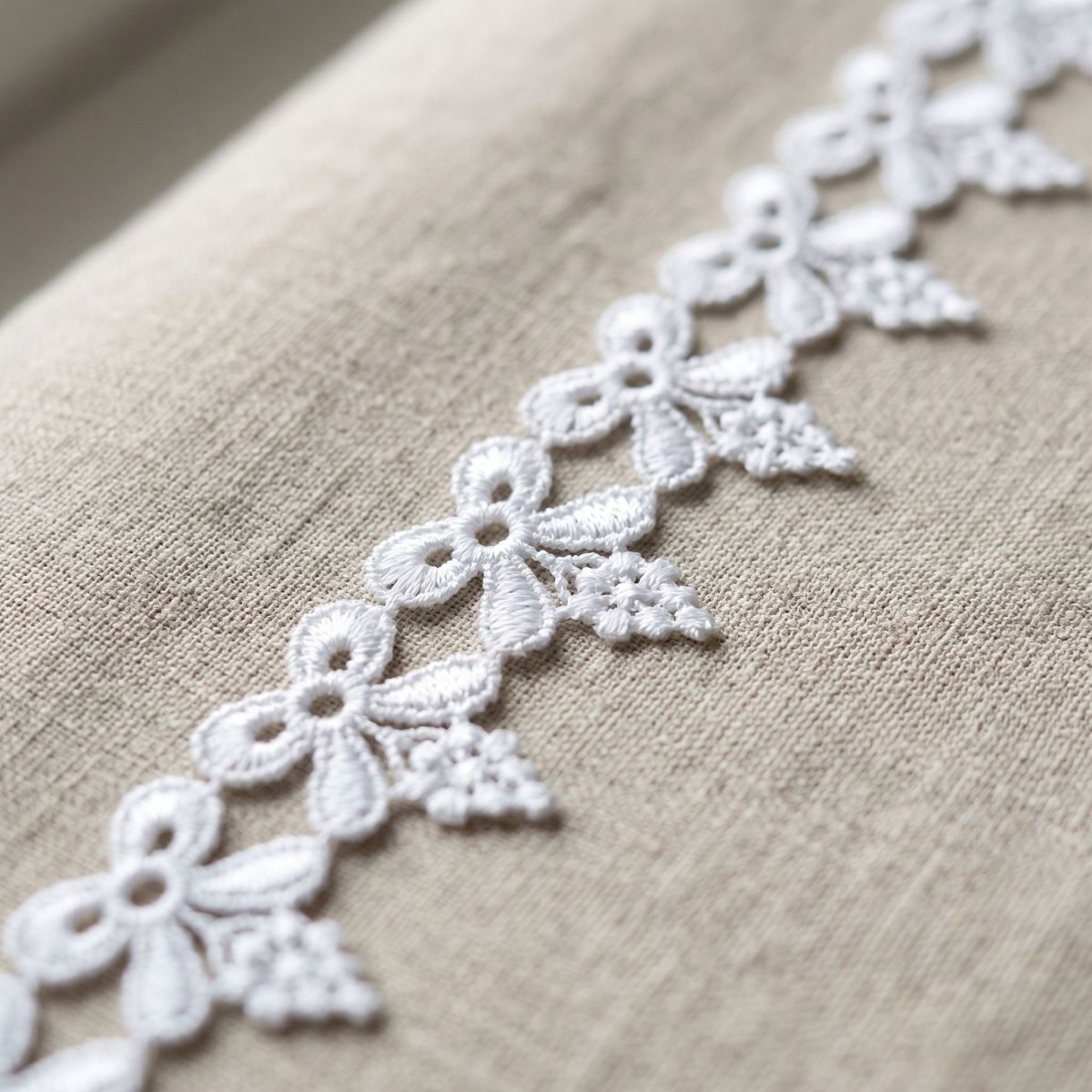 Tira de Guipur Flores y Hojas Blanco — Sartoria Studio