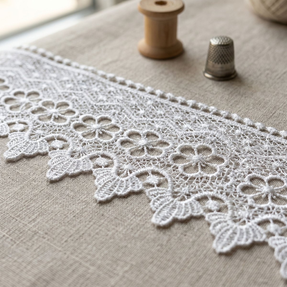 Encaje de Guipur Ancho con Flores Festoneado Blanco 8 cm — Sartoria Studio Main image
