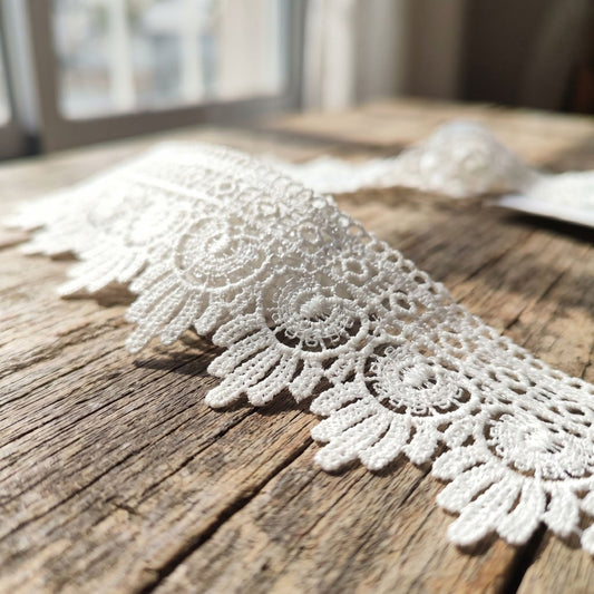 Encaje de Guipur con Flecos y Medallones Blanco — Sartoria Studio