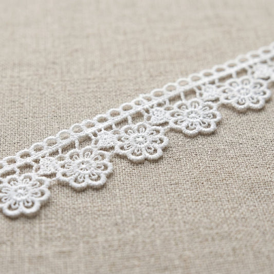 Encaje de Guipur Festoneado con Flores Angosto Blanco — Sartoria Studio