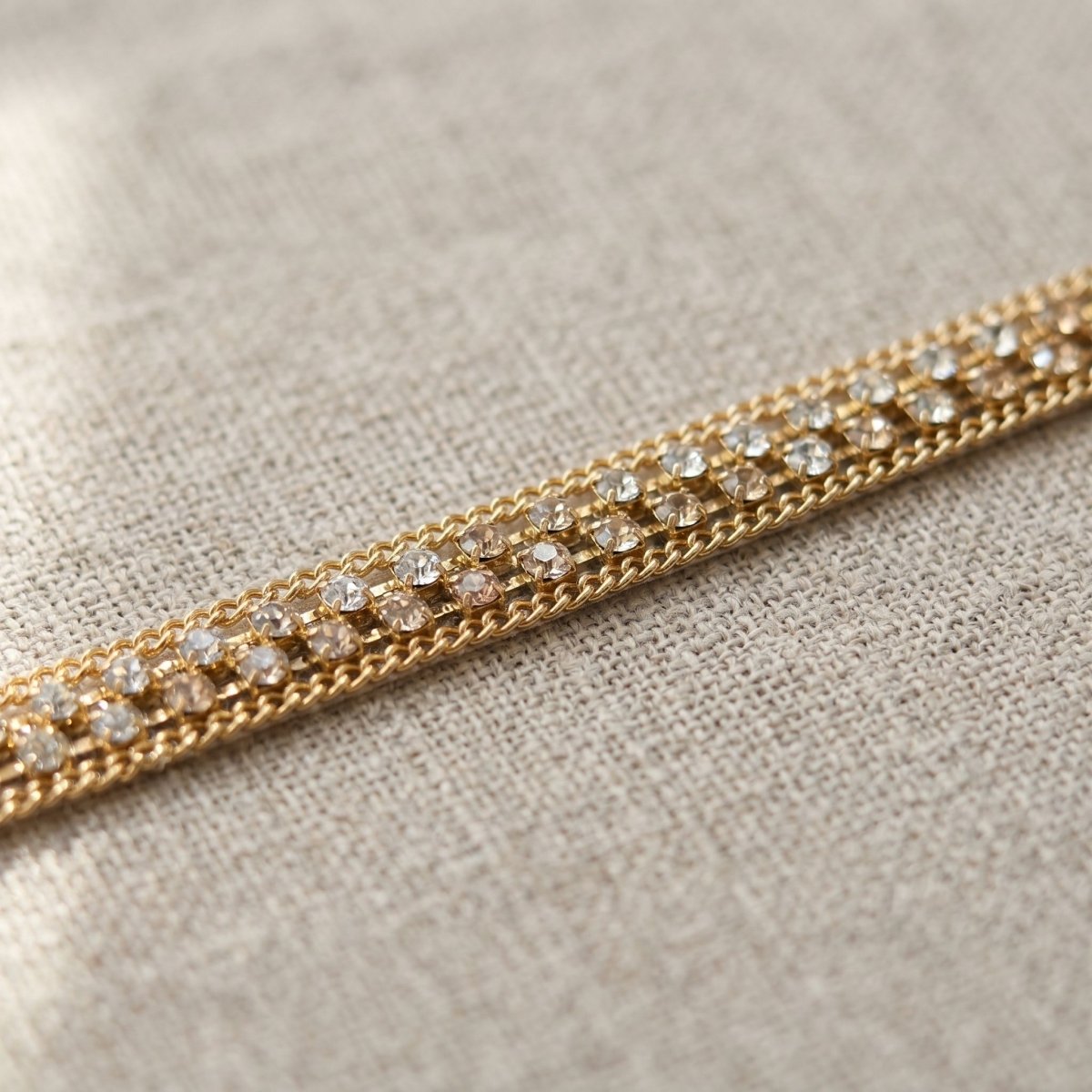 Galón de Strass y Pedrería con Cadena Dorada — Sartoria Studio