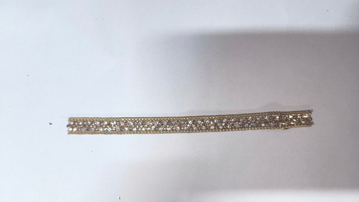 Galón de Strass y Pedrería con Cadena Dorada 1.2 cm — mercería Sartoria Studio, Independencia 395