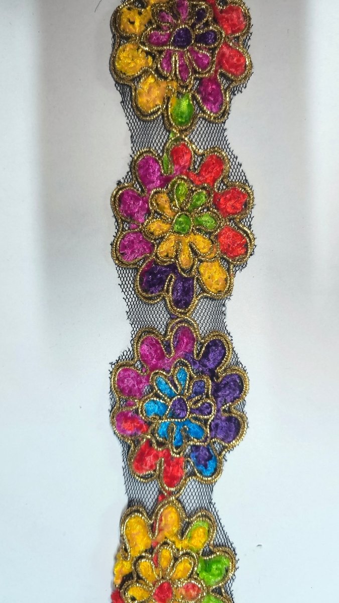 Galón Floral Multicolor Bordado Dorado sobre Tul 5 cm de ancho Secondary image