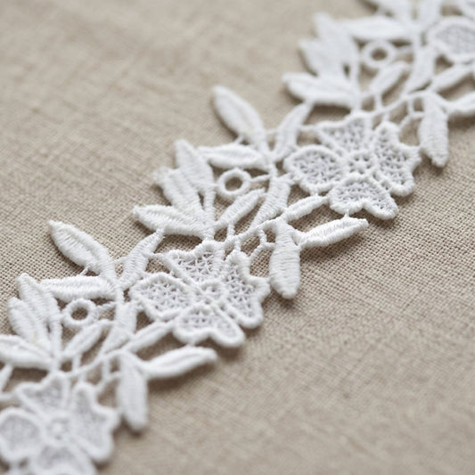 Tira de Guipur Floral con Hojas en Relieve Blanco — Sartoria Studio