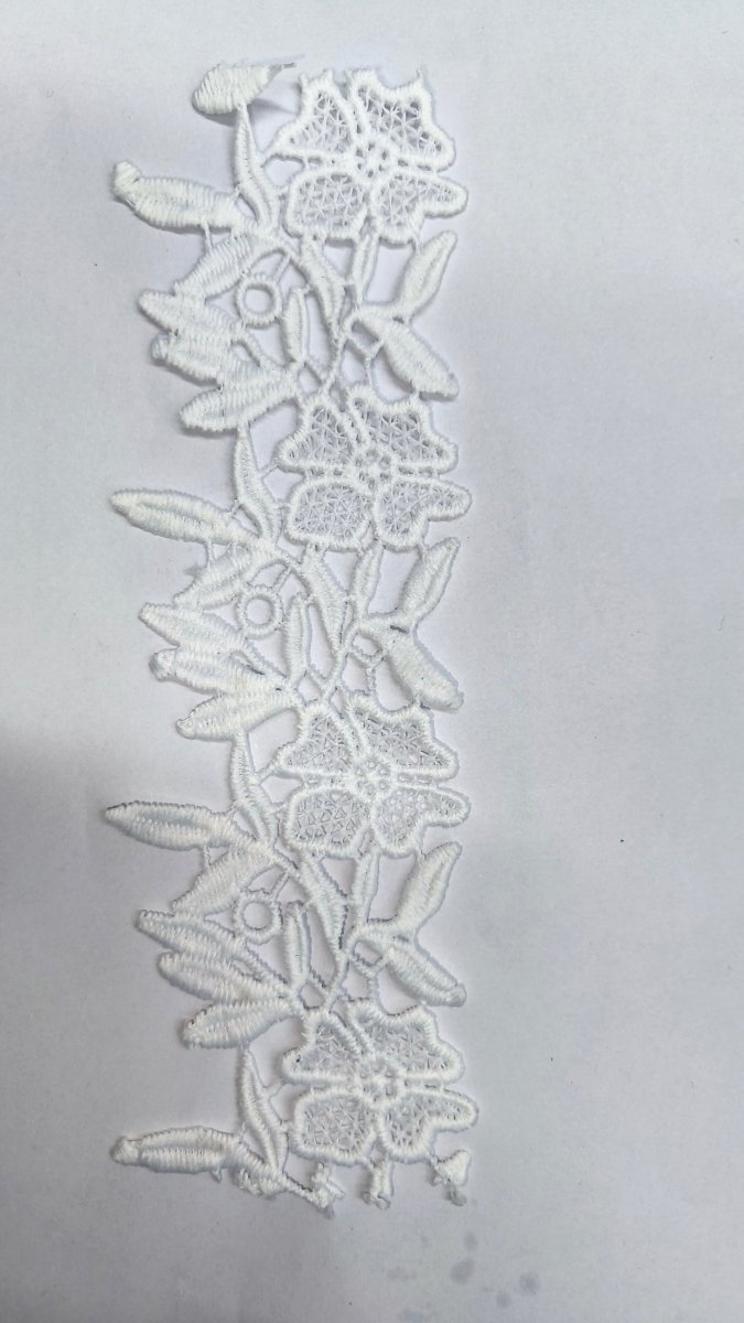 Tira de Guipur Floral con Hojas en Relieve Blanco 5 cm — mercería Sartoria Studio, Independencia 395