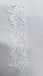 Tira de Guipur Floral con Hojas en Relieve Blanco 5 cm — mercería Sartoria Studio, Independencia 395