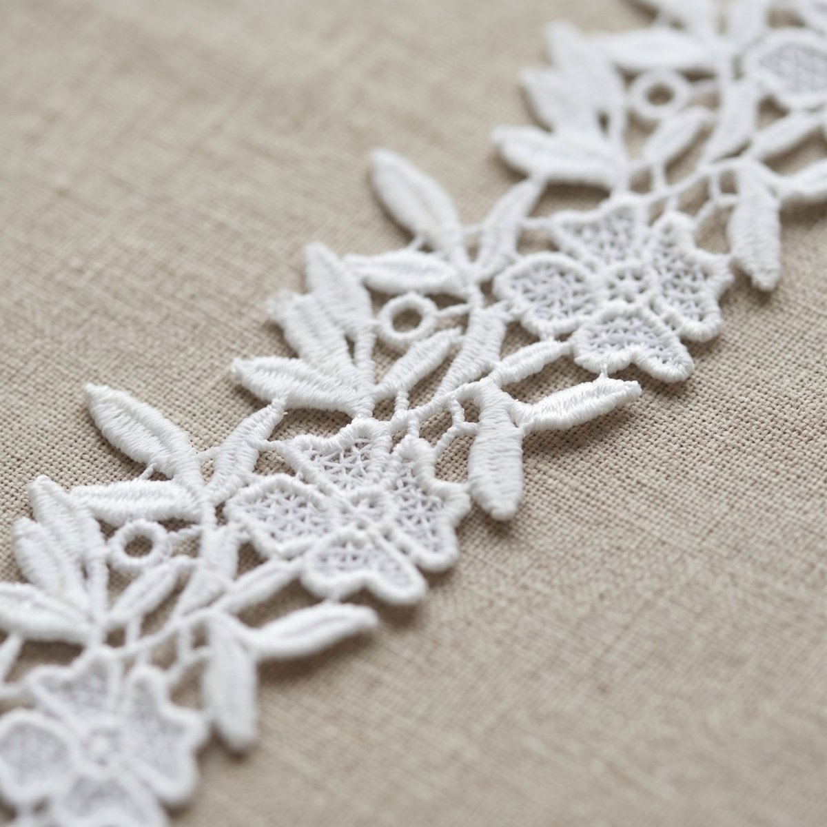 Tira de Guipur Floral con Hojas en Relieve Blanco 5 cm — Sartoria Studio Main image