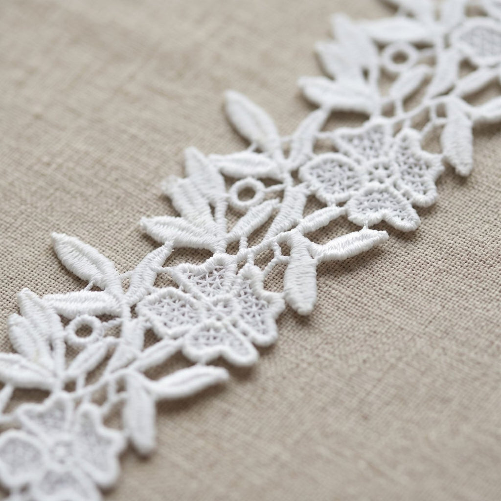 Tira de Guipur Floral con Hojas en Relieve Blanco 5 cm — Sartoria Studio