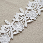 Tira de Guipur Floral con Hojas en Relieve Blanco 5 cm — Sartoria Studio