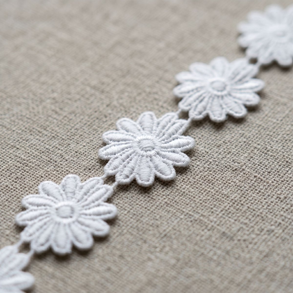 Tira de Margaritas de Guipur Grandes Blanco — Sartoria Studio