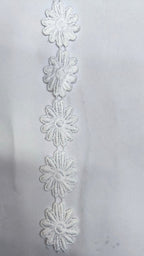 Tira de Margaritas de Guipur Grandes Blanco 4 cm — mercería Sartoria Studio, Independencia 395