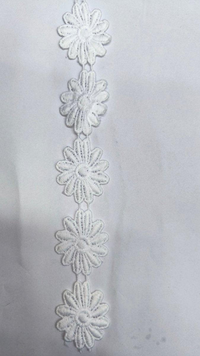 Tira de Margaritas de Guipur Grandes Blanco 4 cm — mercería Sartoria Studio, Independencia 395