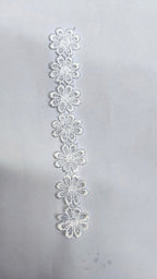 Tira de Margaritas de Guipur Pequeñas Blanco 2 cm — mercería Sartoria Studio, Independencia 395