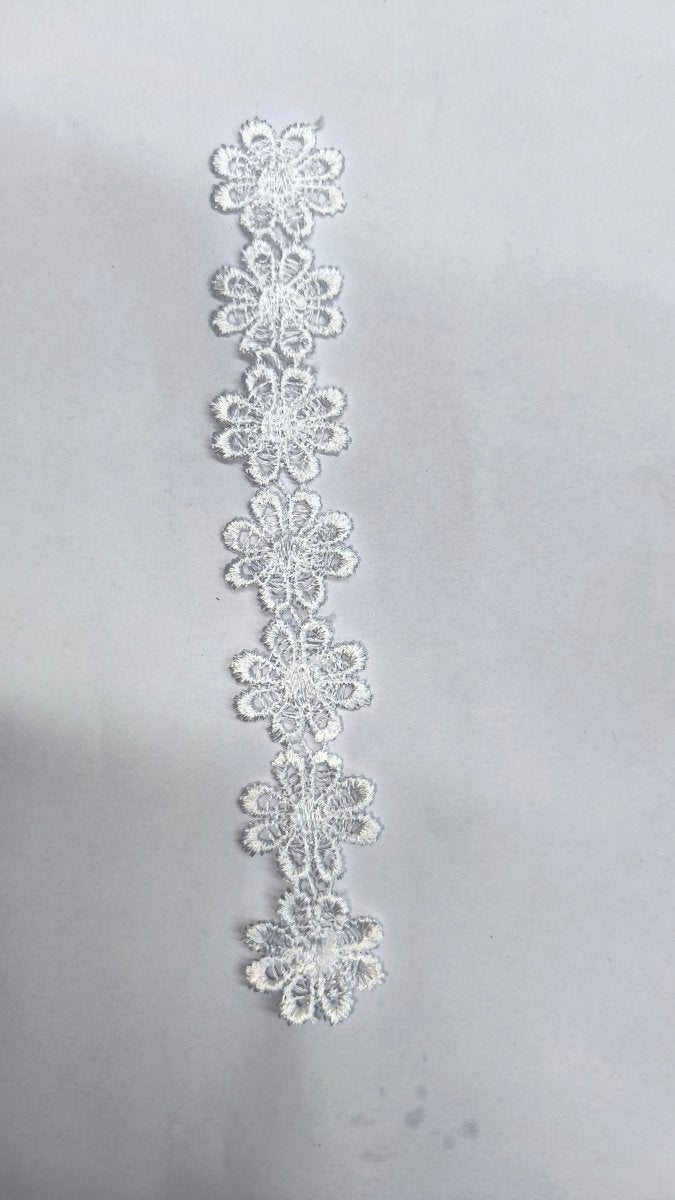 Tira de Margaritas de Guipur Pequeñas Blanco 2 cm — mercería Sartoria Studio, Independencia 395