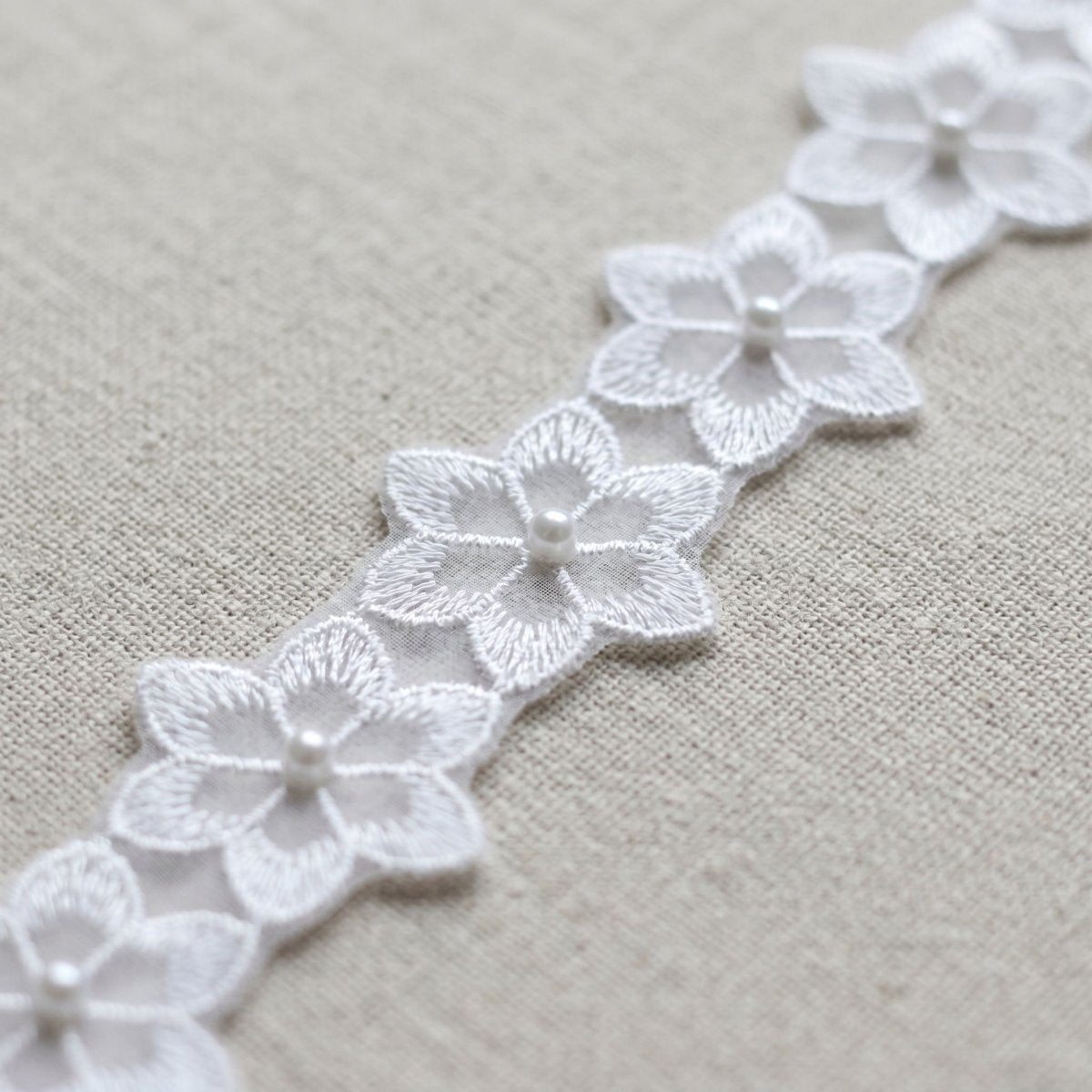 Tira de Organza con Flores y Perla Blanca — Sartoria Studio