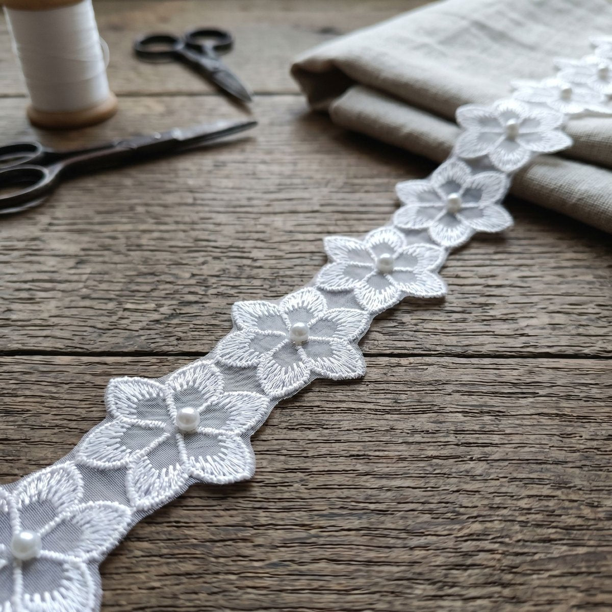 Tira de Perlas sobre Organza Blanca — Sartoria Studio Main image
