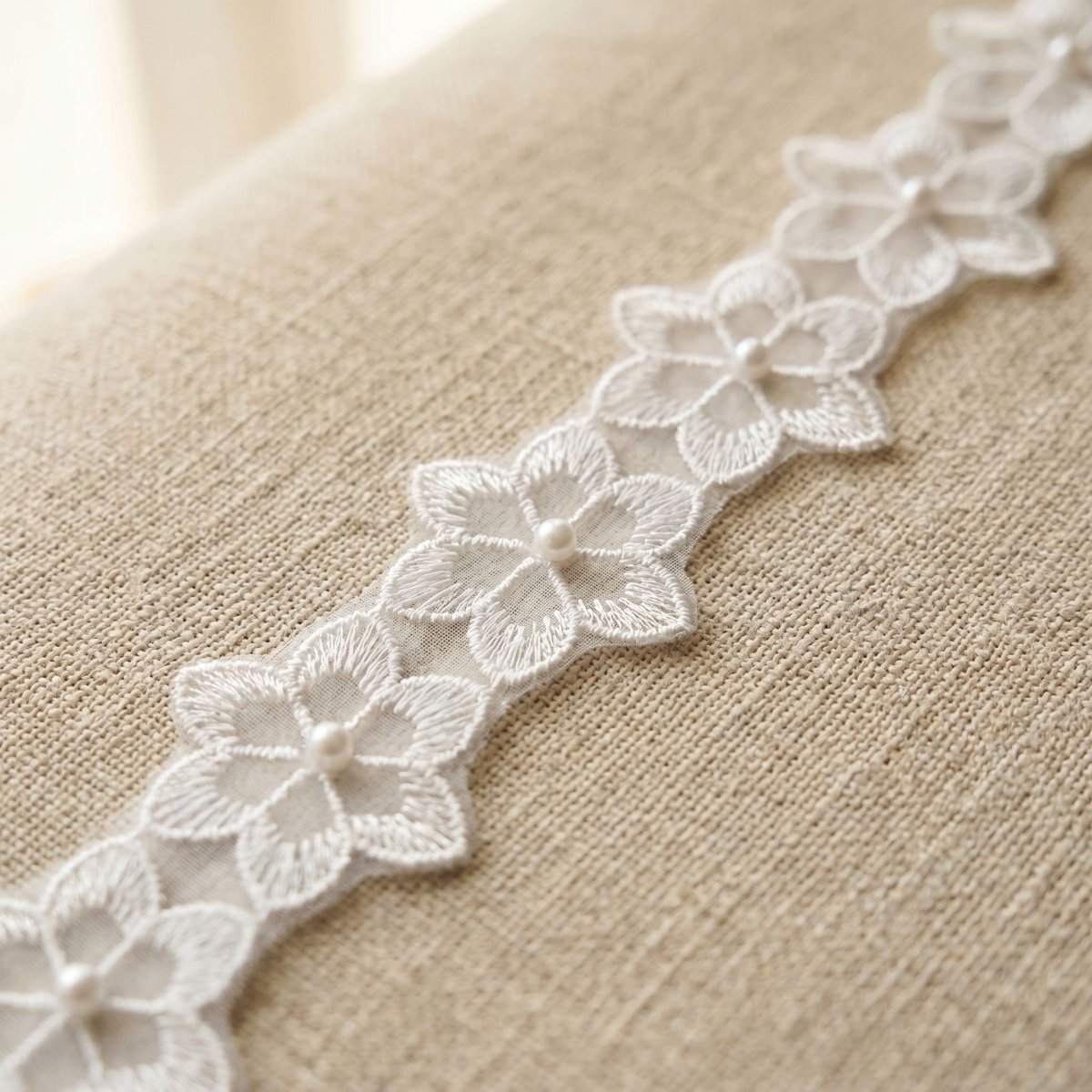 Tira de Perlas sobre Organza Blanca 3 cm de ancho Secondary image